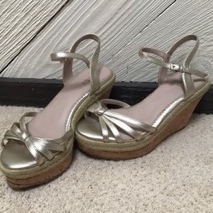 Women’s wedge heals